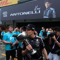 トロフィーにキスするメルセデスのアンドレア・キミ・アントネッリ（撮影・神子素慎一）