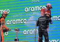 表彰を終え、シャンパンファイトするメルセデスのアンドレア・キミ・アントネッリ（右手前）＝撮影・神子素慎一