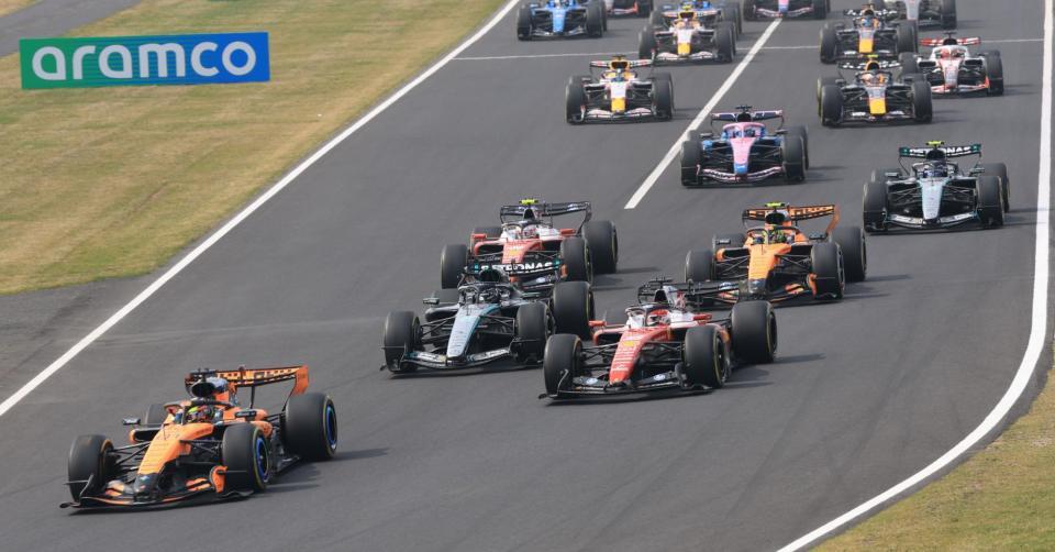 スタートし１コーナーに飛び込むマクラーレン・メルセデスのオスカー・ピアストリ＝鈴鹿サーキット（撮影・神子素慎一）