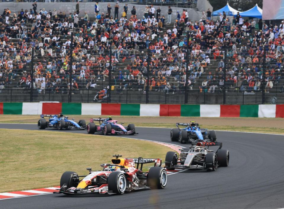 声援を受け好走するレーシングブルズ・フォードのアービッド・リンドブラッド＝鈴鹿サーキット（撮影・神子素慎一）