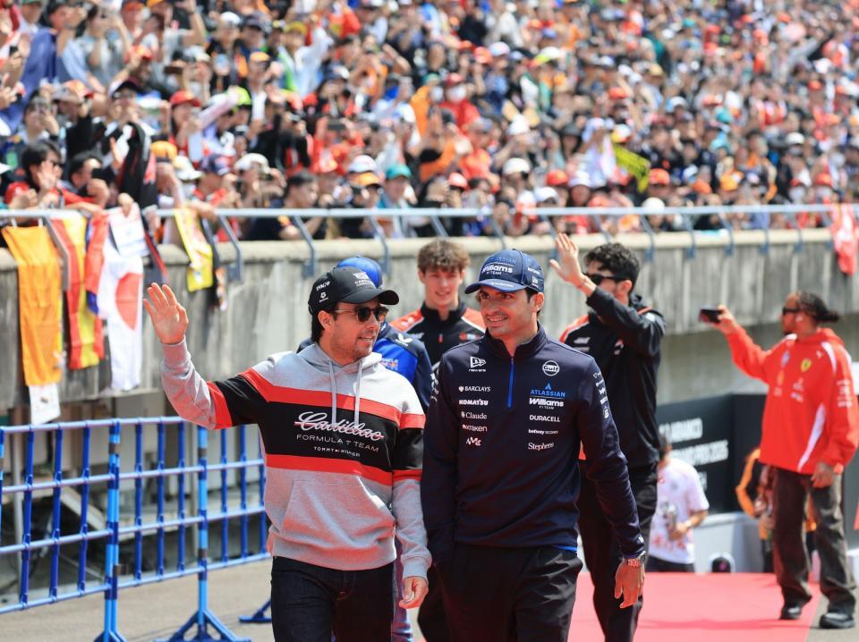 ドライバーズパレードに参加したウイリアムズ・メルセデスのカルロス・サインツ（右）とキャデラック・フェラーリのセルジオ・ペレス＝鈴鹿サーキット（撮影・神子素慎一）