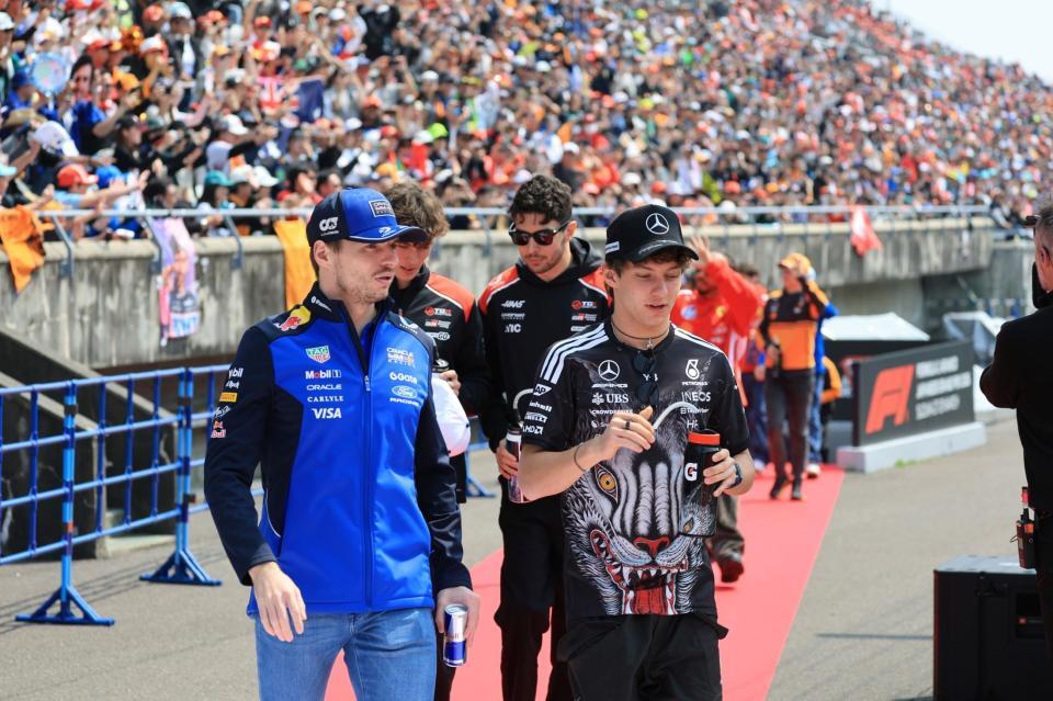 ドライバーズパレードに参加したレッドブル・フォードのマックス・フェルスタッペン（左）とメルセデスのアンドレア・キミ・アントネッリ＝鈴鹿サーキット（撮影・神子素慎一）