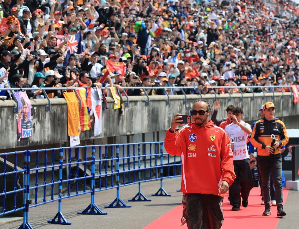 ドライバーズパレードに参加したフェラーリのルイス・ハミルトンハミルトン＝鈴鹿サーキット（撮影・神子素慎一）