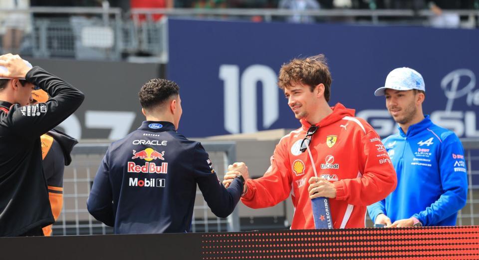 ドライバーズパレードに参加したフェラーリのシャルル・ルクレール（中央右）＝鈴鹿サーキット（撮影・神子素慎一）