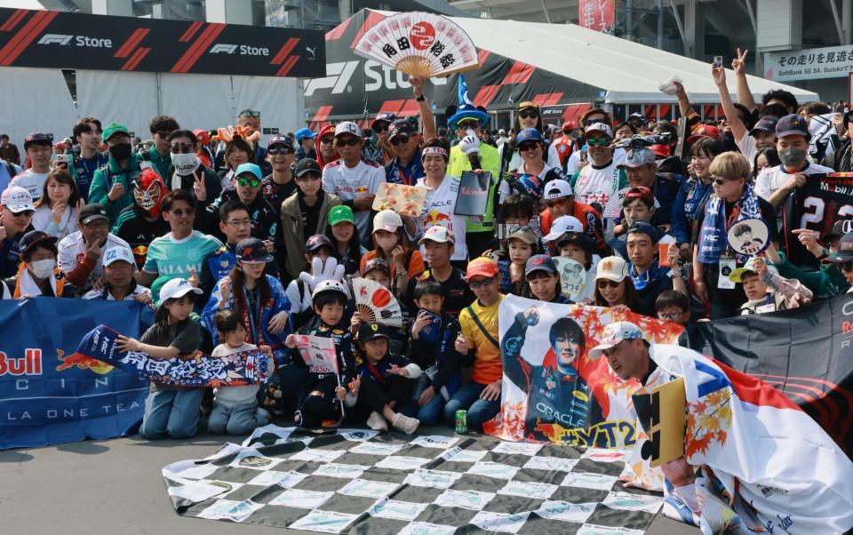 Ｆ１日本ＧＰを楽しむファン＝鈴鹿サーキット（撮影・神子素慎一）