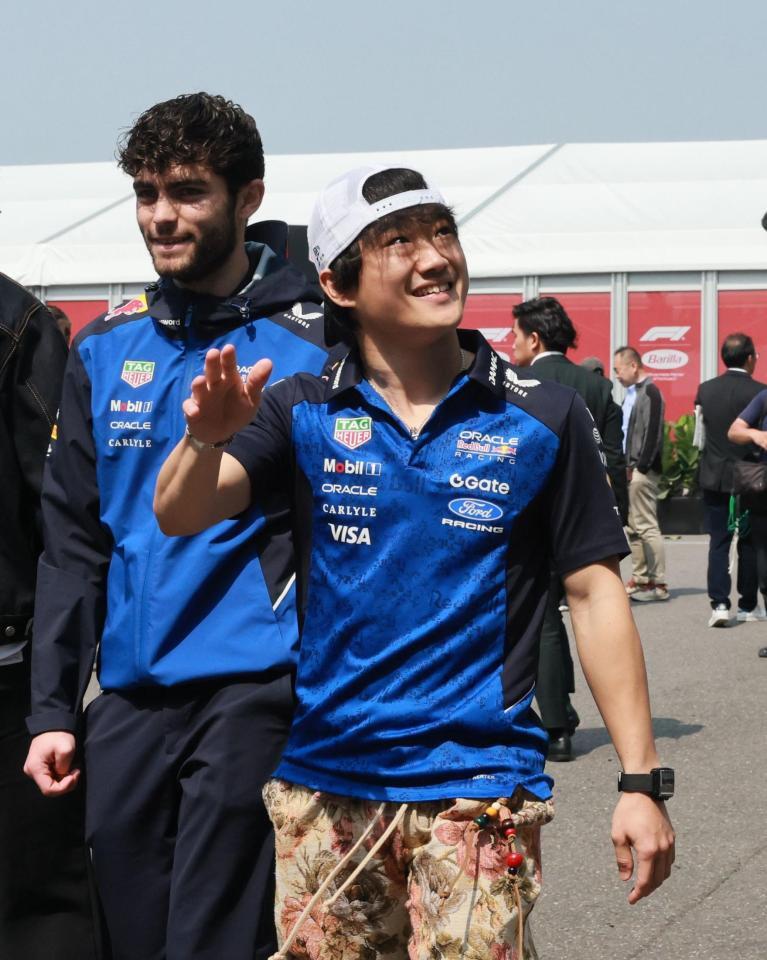 声援に応えるレッドブル・フォードの角田裕毅＝鈴鹿サーキット（撮影・神子素慎一）