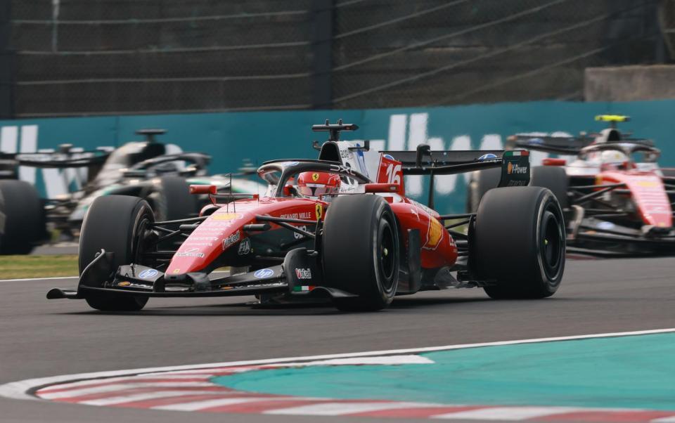 シケインを駆けるフェラーリのシャルル・ルクレール＝鈴鹿サーキット（撮影・神子素慎一）