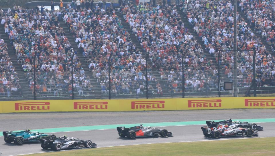 日本ＧＰ決勝には多くのファンが集まり声援を送る＝鈴鹿サーキット（撮影・神子素慎一）