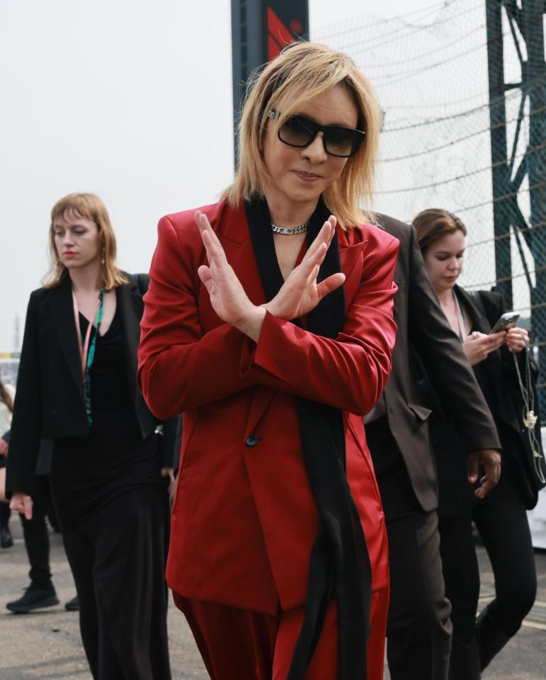 国歌演奏を終え引き揚げるＹＯＳＨＩＫＩ（撮影・神子素慎一）