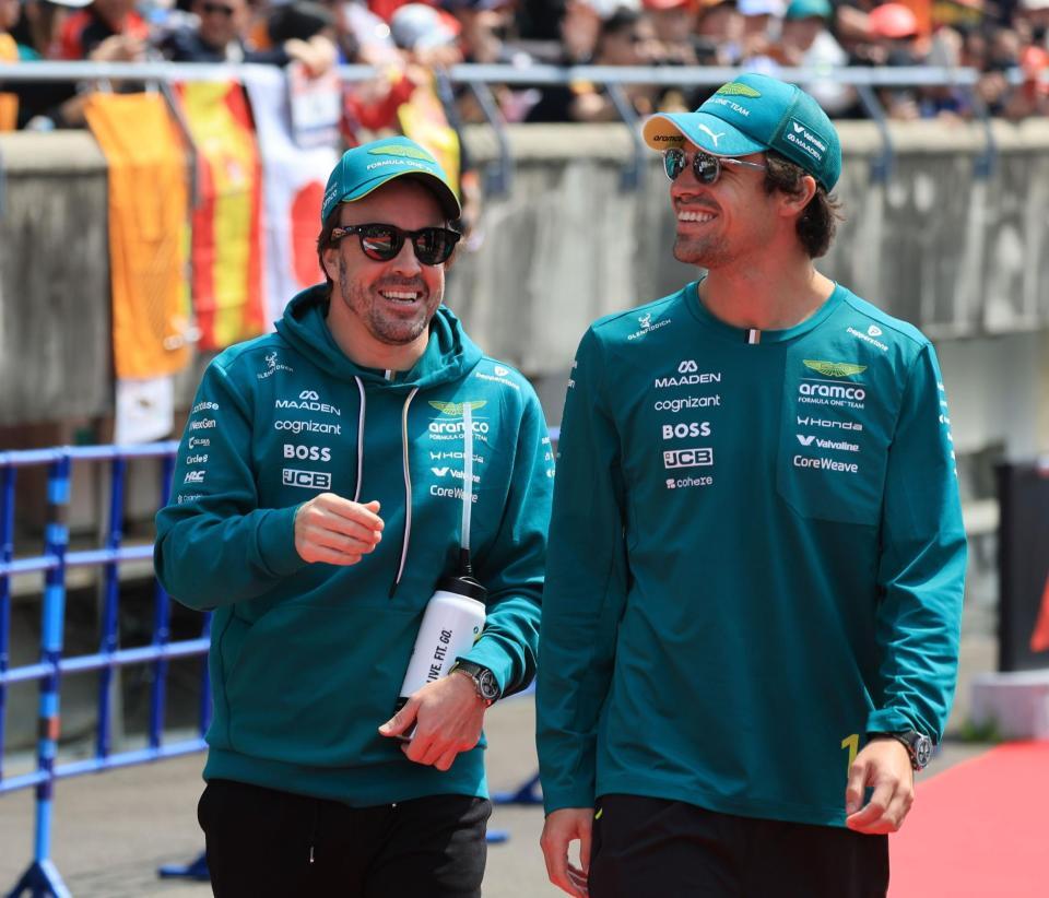アストンマーティン・ホンダのランス・ストロール（右）と談笑するアストンマーティン・ホンダのフェルナンド・アロンソ（撮影・神子素慎一）