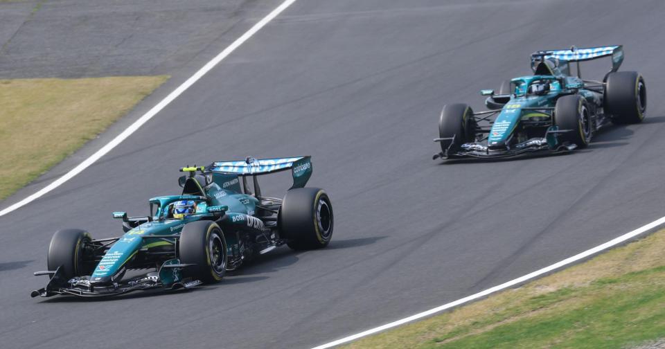 １コーナーへ飛び込むアストンマーティン・ホンダのフェルナンド・アロンソ。右はアストンマーティン・ホンダのランス・ストロール（撮影・神子素慎一）