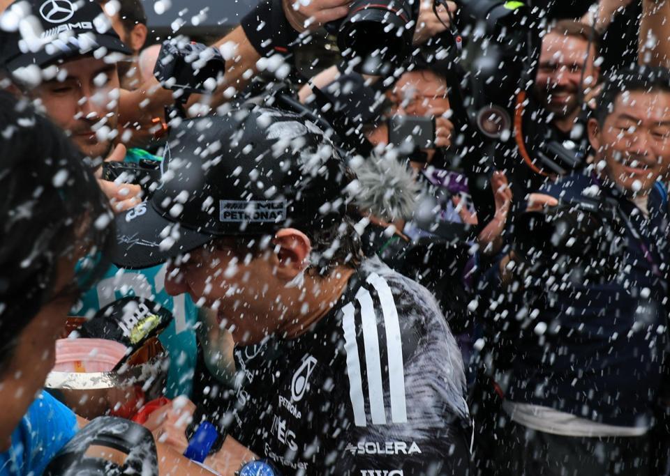 シャンパンをかけられ祝福されるメルセデスのアンドレア・キミ・アントネッリ（撮影・神子素慎一）