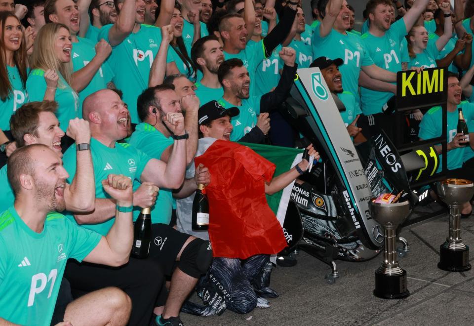 喜びを爆発させるメルセデスのアンドレア・キミ・アントネッリ（中央）＝撮影・神子素慎一