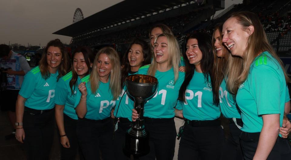 メルセデスのアンドレア・キミ・アントネッリが優勝し喜ぶメルセデスのクルー（撮影・神子素慎一）