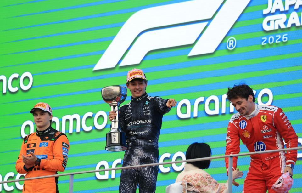 優勝し喜ぶメルセデスのアンドレア・キミ・アントネッリ。左は２位のマクラーレン・メルセデスのオスカー・ピアストリ、右は３位のフェラーリのシャルル・ルクレール（撮影・神子素慎一）