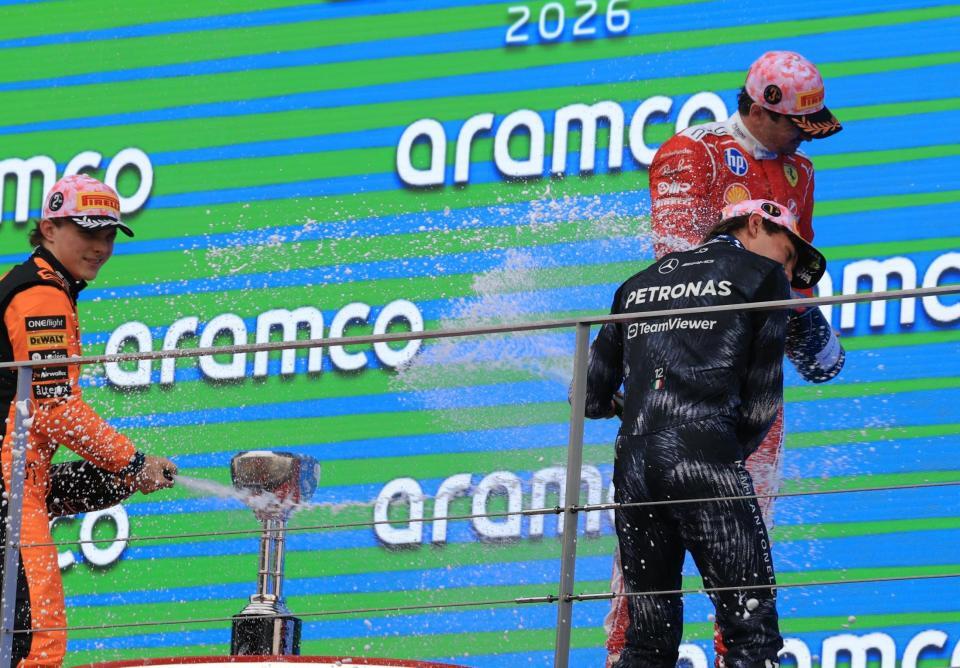 表彰を終え、シャンパンファイトするメルセデスのアンドレア・キミ・アントネッリ（右手前）＝撮影・神子素慎一