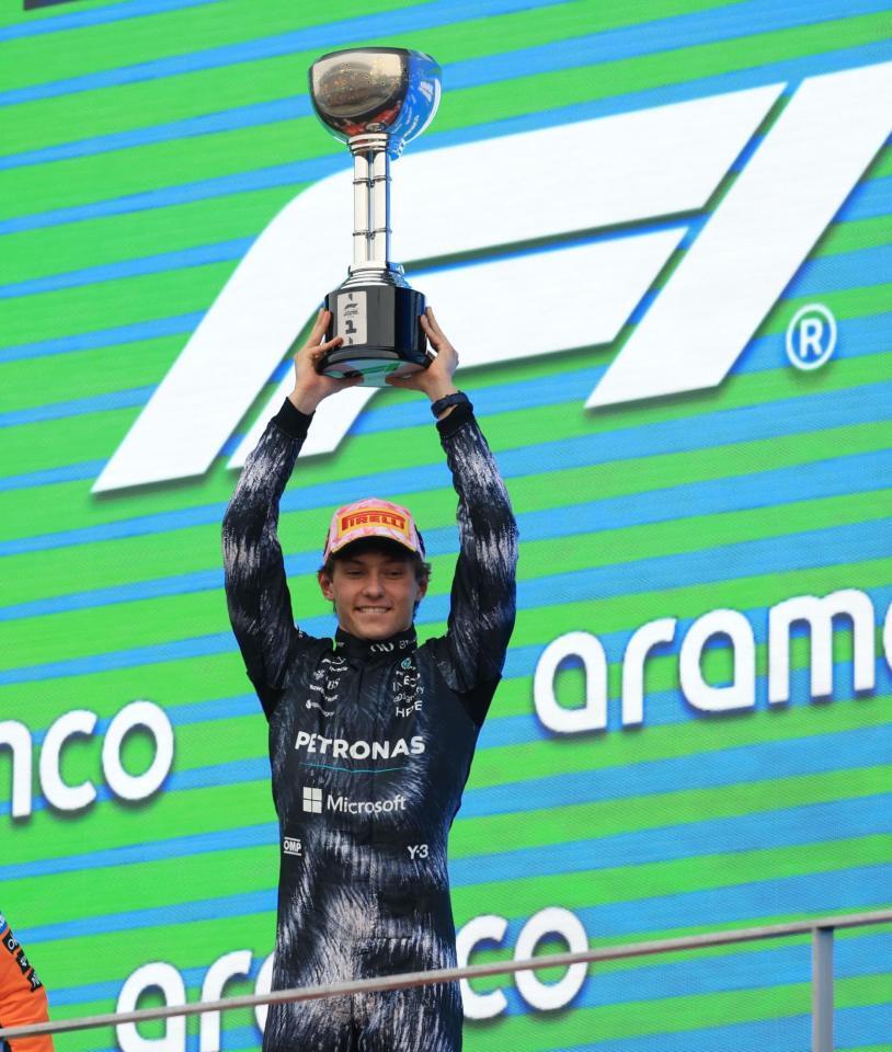 優勝しトロフィーを掲げるメルセデスのキミ・アントネッリ（撮影・神子素慎一）