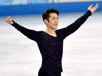 男子フリーの演技を終え、声援に応える高橋大輔＝ソチ（共同）