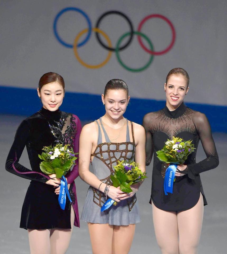 フラワーセレモニーで笑顔を見せるフィギュアスケート女子のメダリスト。（左から）２位のキム・ヨナ、優勝したアデリナ・ソトニコワ、３位のカロリナ・コストナー＝ソチ（共同）