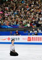 男子フリーの演技を終えて座り込み、大歓声に笑顔の羽生結弦＝さいたまスーパーアリーナ