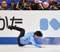 男子ＳＰのジャンプで転倒する羽生結弦