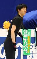公式練習で調整する羽生結弦。使用するタオルには仙台をＰＲする文字が　※※　＝さいたまスーパーアリーナ