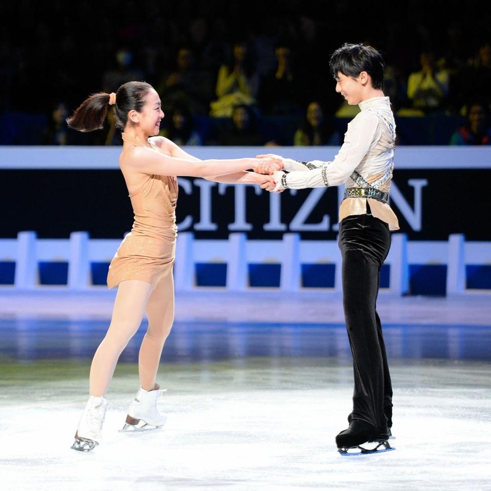 エキシビジョンのオープニングで共演する羽生結弦（右）と浅田真央（撮影・開出　牧）