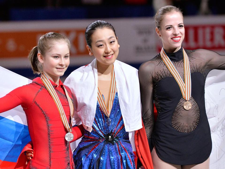 メダルを胸に笑顔を見せる（左から）２位のユリア・リプニツカヤ、優勝した浅田真央、３位のカロリナ・コストナー＝さいたまスーパーアリーナ