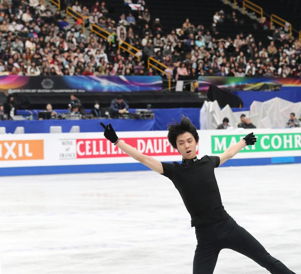 大勢の観客が見る中、公式練習で調整する羽生結弦　※※　＝さいたまスーパーアリーナ