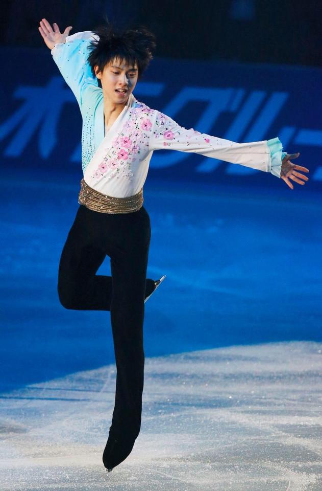 アイスショー「スターズ・オン・アイス」で演技する羽生結弦＝国立代々木競技場