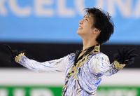 男子フリーの演技を終え、天を仰ぐ２連覇を果たした羽生結弦＝バルセロナ（共同）