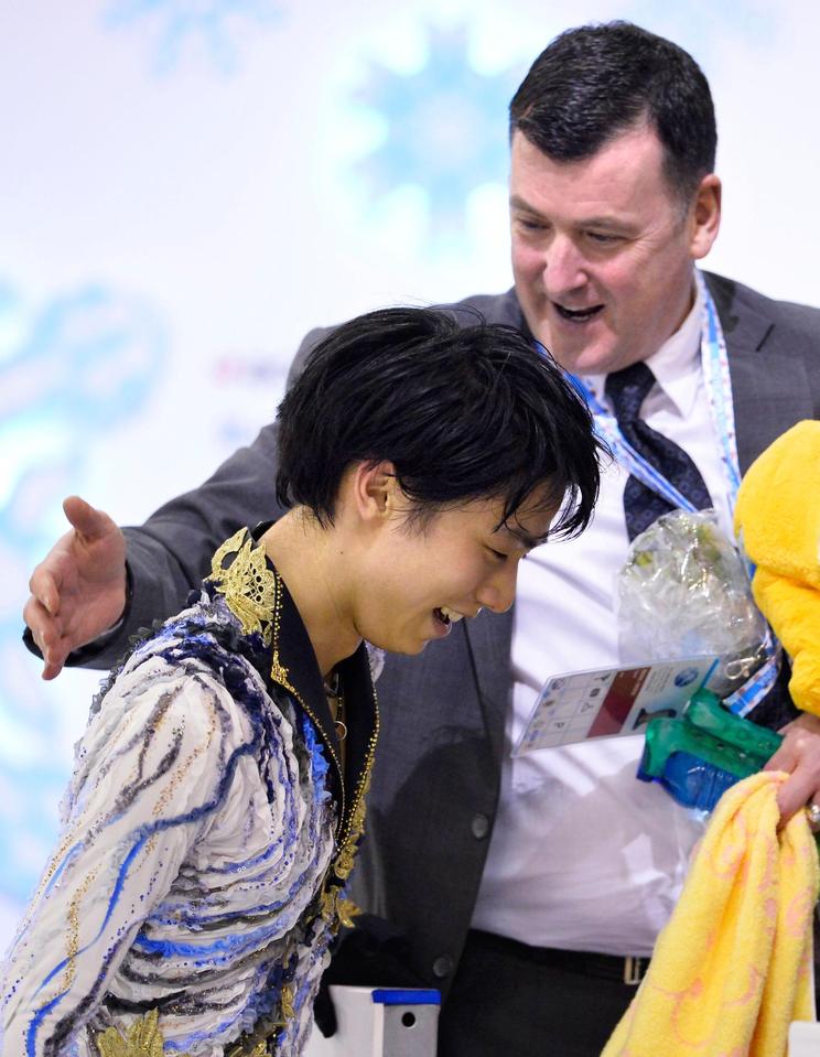 男子フリーの演技を終え、コーチのブライアン・オーサー氏に迎えられる羽生結弦＝バルセロナ（共同）