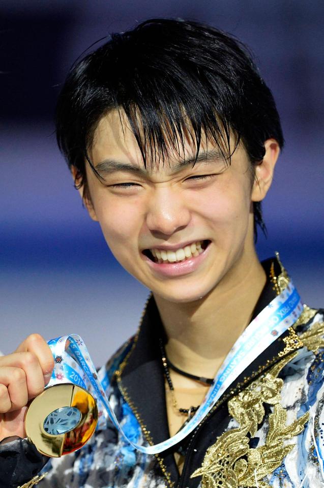 ＧＰファイナル男子で２連覇を果たし、メダルを手に笑顔の羽生結弦＝バルセロナ（共同）