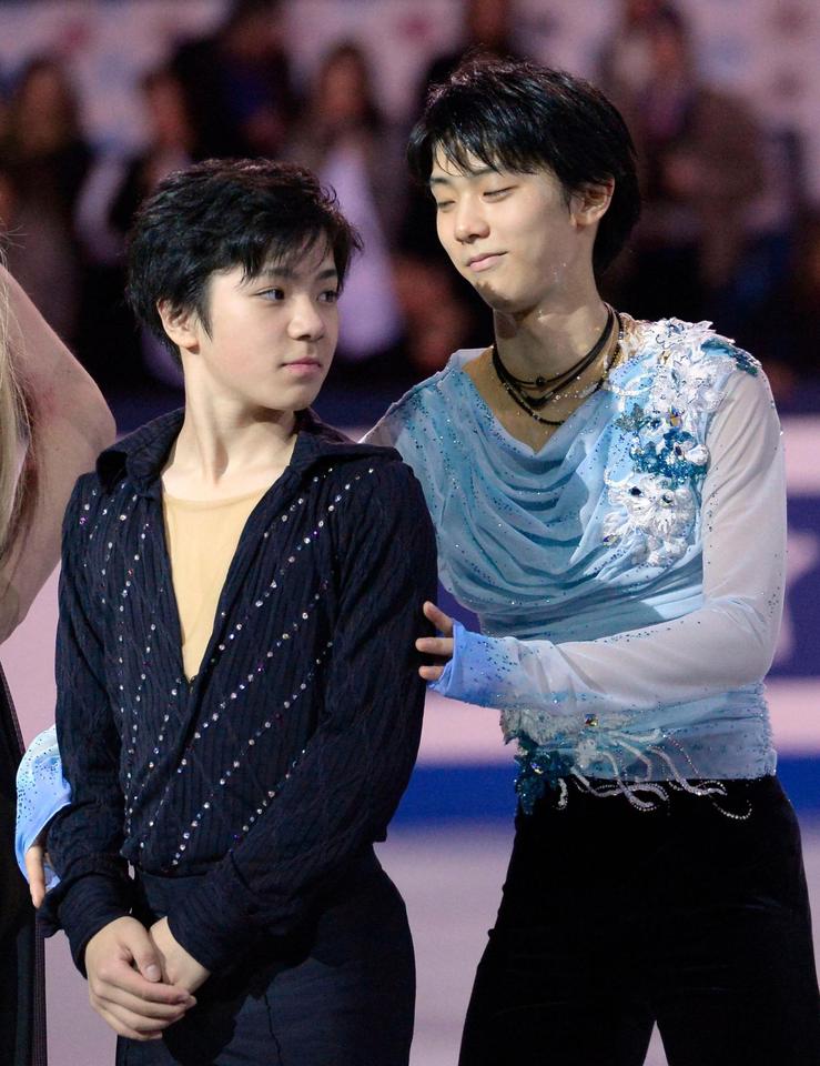 エキシビションを終え笑顔の羽生結弦（右）とジュニアで優勝した宇野昌磨＝バルセロナ（共同）