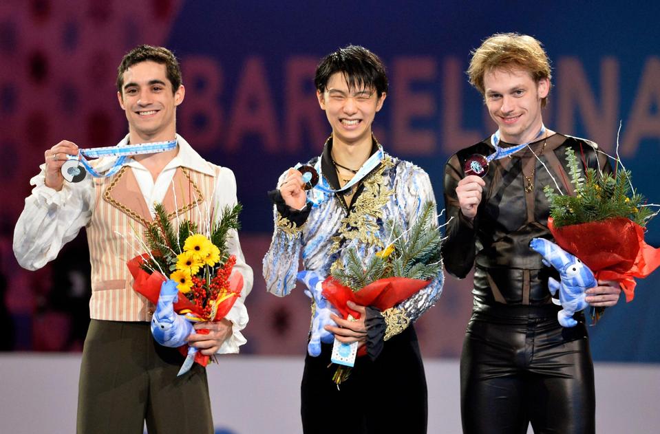 ＧＰファイナルの表彰台で笑顔の（左から）２位のフェルナンデス、優勝の羽生結弦、３位のボロノフ＝バルセロナ（共同）