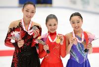 第83回全日本フィギュアスケート選手権で優勝し、メダルを手に笑顔の宮原知子（中央）。左は２位の本郷理華。右は３位の樋口新葉＝28日、長野市ビッグハット