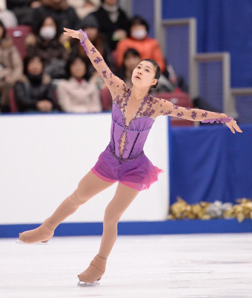 女子ＳＰで優雅な演技を披露する村上佳菜子＝長野・ビッグハット（撮影・開出　牧）