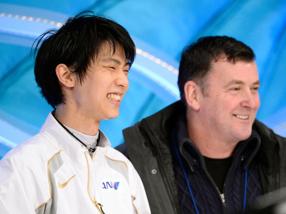 男子ＳＰの演技を終え、高得点に笑顔を見せる羽生結弦。右はコーチのブライアン・オーサー氏＝長野市ビッグハット