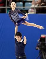 ペアで最下位の10位に終わったの高橋（上）、木原組のフリーの演技＝ソウル（共同）