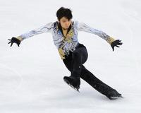 男子フリーのジャンプで着氷に失敗する羽生結弦＝上海（共同）