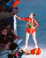 フィギュアスケートの世界選手権女子で銀メダルを獲得し、観客の声援に応える宮原知子＝28日、上海（共同）