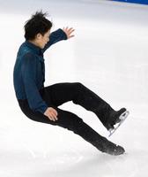男子フリーでジャンプの着氷に失敗する小塚崇彦＝上海（共同）