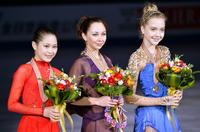 笑顔で記念写真に納まる（左から）２位の宮原知子、優勝したエリザベータ・トゥクタミシェワ、３位のエレーナ・ラジオノワ＝上海（共同）