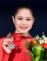 フィギュアスケートの世界選手権女子で２位に輝き、メダルを手に笑顔の宮原知子＝28日、上海（共同）