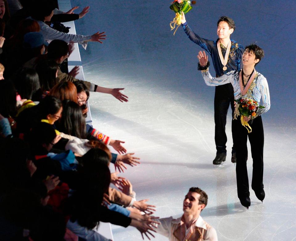 銀メダルとなり観客から祝福される羽生結弦選手（右）＝28日、上海（共同）
