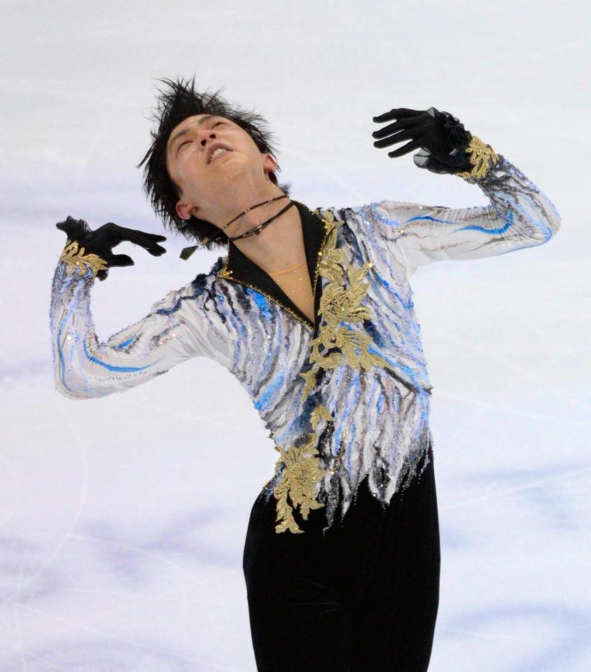 男子フリーで演技する羽生結弦＝上海（共同）