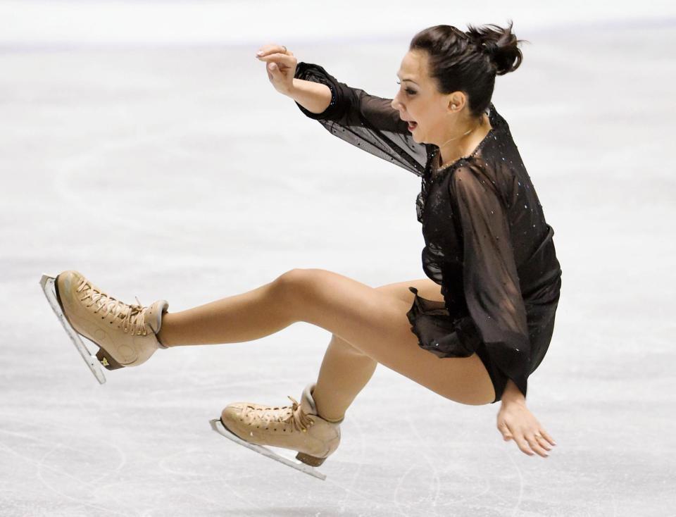 女子ＳＰでトリプルアクセルの着氷に失敗するロシアのエリザベータ・トゥクタミシェワ＝国立代々木競技場