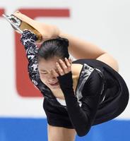 女子フリーでスピンする村上佳菜子＝国立代々木競技場