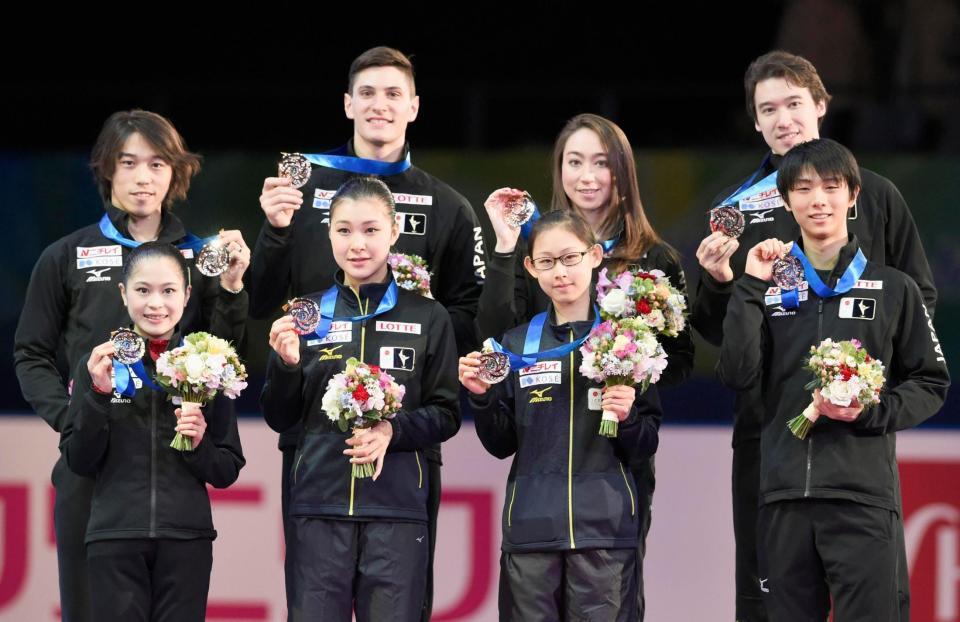 ２大会連続の３位となり、表彰台でメダルを手に笑顔の日本チーム。前列左端は宮原知子、同右端は羽生結弦＝国立代々木競技場