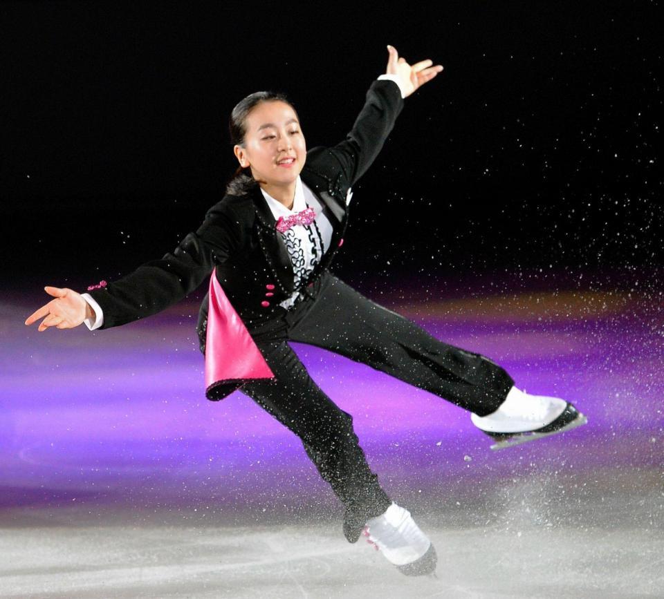 華麗なスケーティングで見せる浅田真央＝札幌市真駒内セキスイハイムアイスアリーナ（撮影・西岡正）